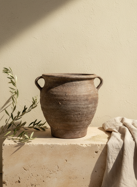 Vaso terracota artesanal RÚSTICO X. Feito à mão em Portugal com inspiração nos estilos minimalista, rústico, mediterrânico, Japandi, estilo wabi-sabi e farmehouse. Design biofílico; Decoração de interiores e exteriores