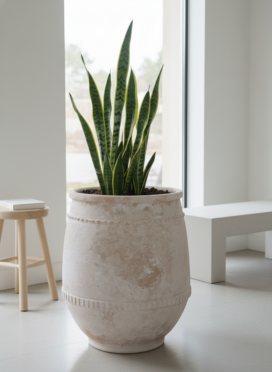 Vaso terracota artesanal Alba D feito à mão em Portugal. Decoração farmhouse, Japandi, minimalista, mediterrânica, cottagecore e moderno. Decoração e design de interiores; decoração e design biofílico;