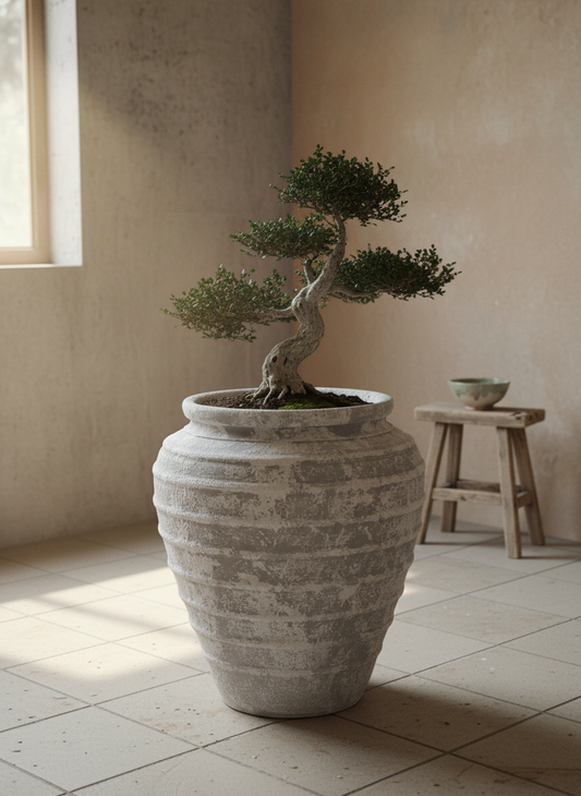 Vaso terracota artesanal Marua E feito à mão Portugal. Decoração e design biofílico; Decoração nos estilos wabi-sabi, Japandi, minimalista, rústico, mediterrânico, farmehouse, cottage. Design de interiores;