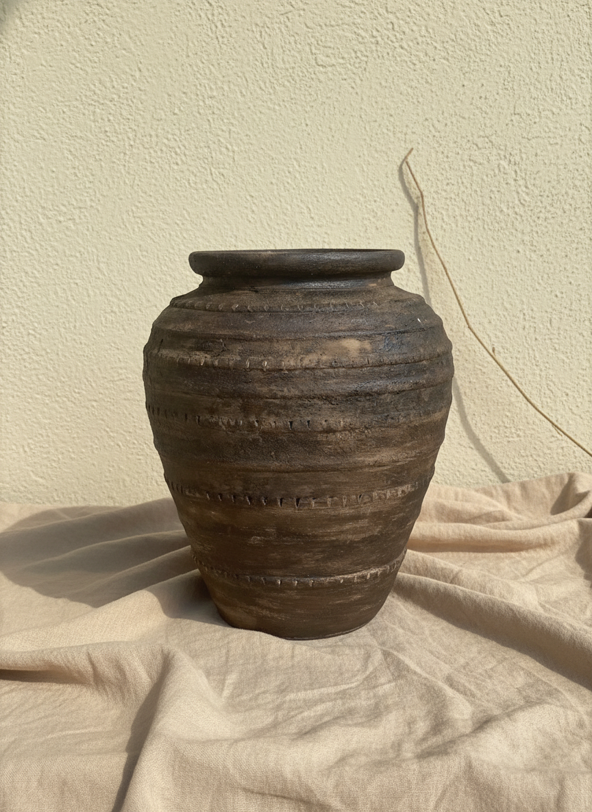 Vaso terracota artesanal RÚSTICO L, feito artesanalmente em Portugal. Decoração de interiores; Design biofílico; Decoração sustentável nos estilos: Japandi, minimalista, rústico, mediterrânico, farmhouse e cottage. 