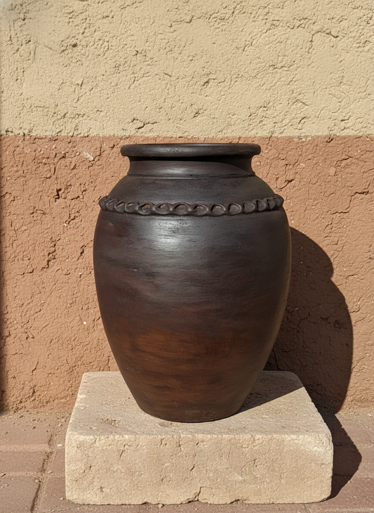 Vaso terracota artesanal RÚSTICO R feito à mão Portugal.  Estilo wabi-sabi, minimalista, rústico, mediterrânico, Japandi e farmehouse. Decoração de interiores;  design biofílico;