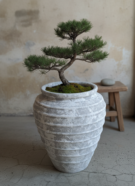 Vaso terracota artesanal Marua E feito à mão Portugal. Decoração e design biofílico; Decoração nos estilos wabi-sabi, Japandi, minimalista, rústico, mediterrânico, farmehouse, cottage. Design de interiores; 